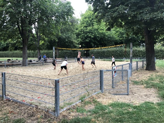 Beliebt unter Anrainern: Am Beachvolleyball-Platz im Augarten finden regelmäßig Spiele statt, meist Freundschaftsturniere.