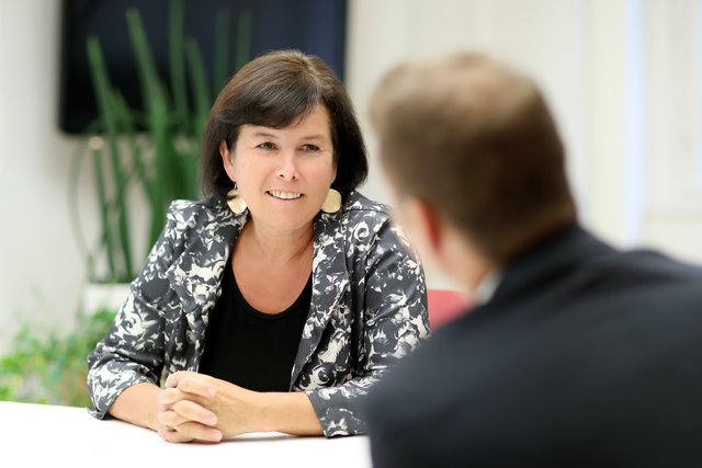 Soziallandesrätin Birgit Gerstorfer (SPÖ) im BezirksRundschau-Sommerinterview mit Thomas Kramesberger (BezirksRundschau).  | Foto: Land OÖ/Denise Stinglmayr