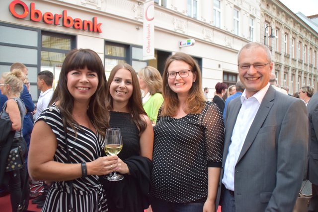 Iris Ludl in bester Gesellschaft.