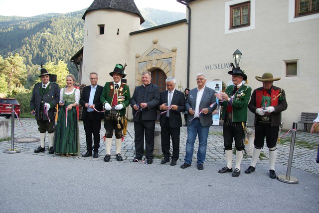 Ausstellungseröffnung: Martin Haberfellner, Isabelle Brandauer, Bgm. Wolfgang Jörg, Landeskdt. Fritz Tiefenthaler, LR Bernhard Tilg, Südtirols Landtagspräsident Josef Noggler, Christian Rudig, Gerhard Gstraunthaler und Renato des Dorides (Landeskdt. Stv. Südtirol) (v.l.).