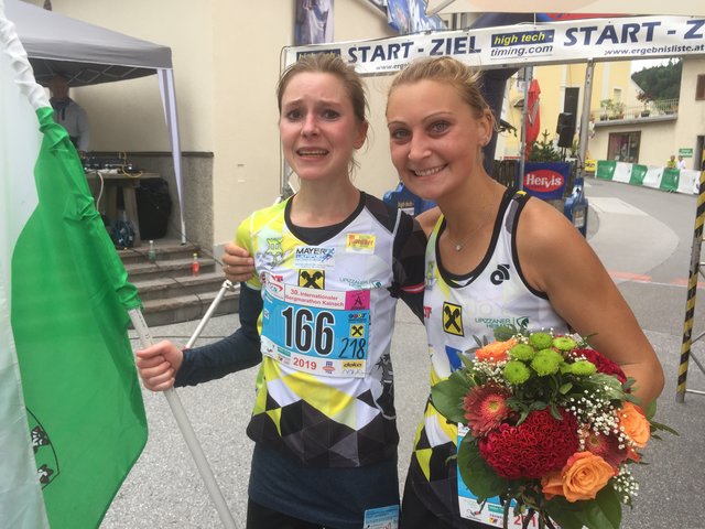 Sarah Riffel (r.) krönte sich in Kainach zur Österreichischen Meisterin im Berglauf-Marathon.