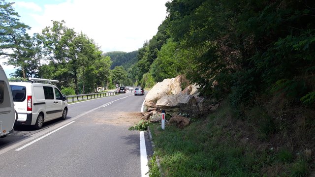 Rund 15 Kubikmeter Felsen stürzten auf die Millstätter Bundesstraße | Foto: Polizei Millstatt