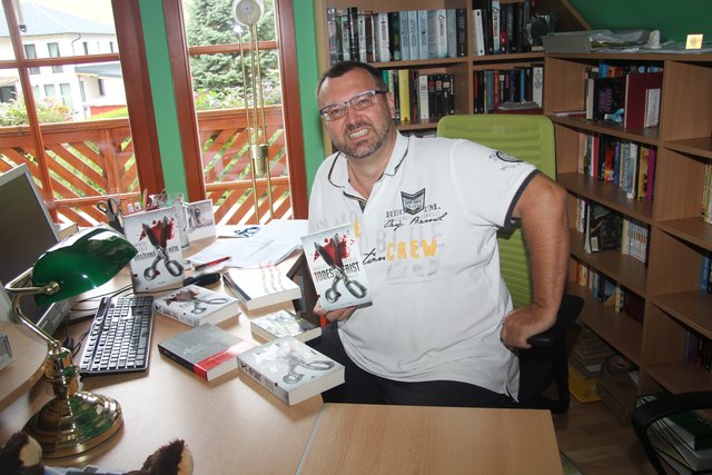 Andreas Gruber an seinem Schreibtisch mit zahlreichen Übersetzungen seiner Krimis. | Foto: Manfred Wlasak