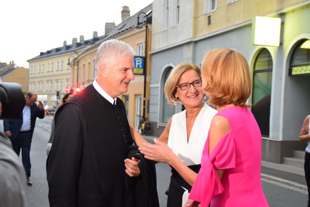 Bürgermeisterin Andrea Völkl begrüßt Columban Luser, Abt des Stiftes Göttweig, und Landeshauptfrau Johann Mikl-Leitner.