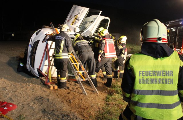 Beim Verkehrsunfall im April befreiten die Kameraden der Freiwilligen Feuerwehr Böheimkirchen die Frau aus dem Auto. | Foto: FF Böheimkirchen