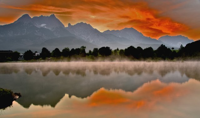 Rote Freude am Morgen: Glut am Morgen. Nebelschleier früh am Morgen am Ritzensee. Die Skyline des Steinernen Meeres und Hochkönig. Saalfelden, Pinzgau, Salzburg | Foto: Rudi Roozen