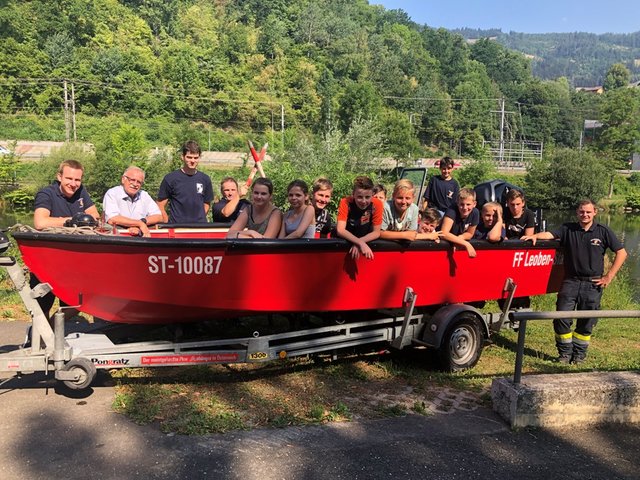 Jungfeuerwehrleute der Freiwilligen Feuerwehren Leoben-Stadt und Leoben-Göß bei ihrer 24-Stunden-Übung.