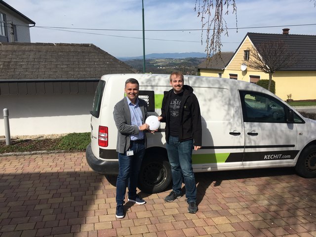 Bgm. Christian Pinzker (l.) freut sich über Gratis-WLAN und eine gute Bonität seiner Gemeinde. | Foto: Gemeinde Unterkohlstätten