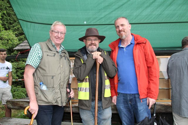 Die Bürgermeister Ernst Pachler (l., Berg) und Walter Kastinger (r.) mit Archäologen Timothy Taylor (Mitte). | Foto: Theresa Haidinger