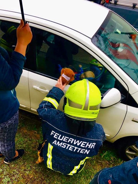 Die Feuerwehr schaffte es, den eingeschlossenen Jungen mit einem Stoffbären abzulenken. Auch kleine Dinge können helfen. | Foto: FF Amstetten