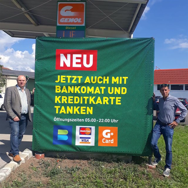 Der Geschäftsführer der Raiffeisen Lagerhaus GmbH Herbert Honc (li.) und sein Energiespartenleiter Jürgen Kreiler (re.) präsentieren die neue Genol Selbstbedienungs-Tankstelle in Neunkirchen.