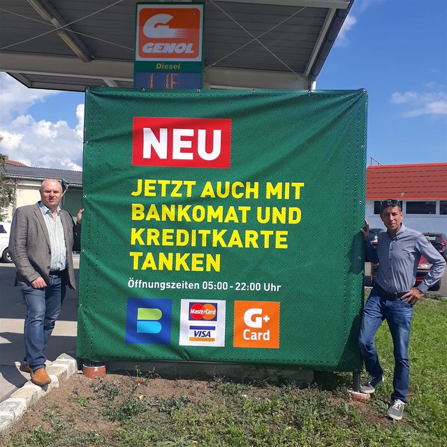 Der Geschäftsführer der Raiffeisen Lagerhaus GmbH Herbert Honc (li.) und sein Energiespartenleiter Jürgen Kreiler (re.) präsentieren die neue Genol Selbstbedienungs-Tankstelle in Neunkirchen. | Foto: RLG