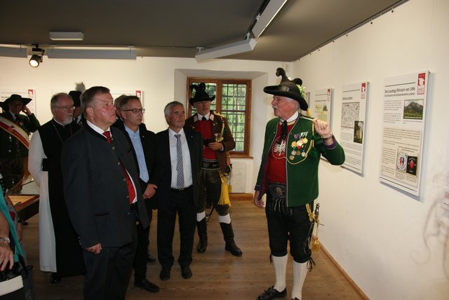 Gerhard Gstraunthaler (re.) führte durch die von ihm konzipierte Ausstellung auf Schloss Landeck. | Foto: Othmar Kolp