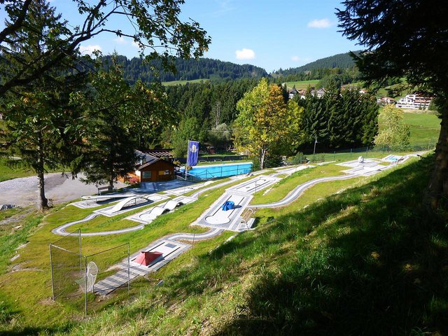 Felsenbad Jungholz: Im Tannheimer Tal bietet das Felsenbad Wasserspaß mit Gipfelblick. | Foto: Gemeinde Jungholz