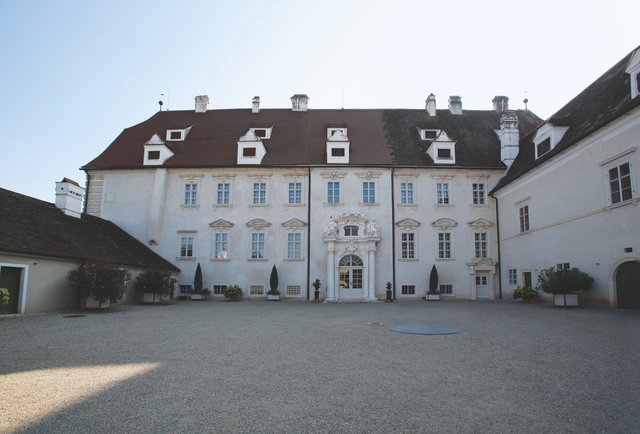 Der Hof wird vom Haupttrakt im Süden, vom Sobieskitrakt im Westen und von niedrigen Wirtschaftsgebäuden umschlossen. | Foto: Bouchal