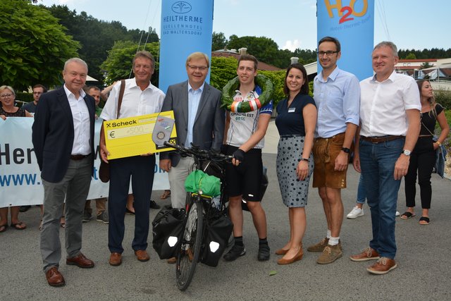 Willkommen geheißen: Vertreter der Gemeinde, des Tourismusverbandes und des Rotary Clubs Hartberg-Oberwart würdigten Piet van der Kleyn mit einem feierlichen Empfang vor der Heiltherme Bad Waltersdorf.