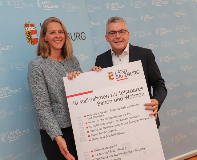 Landesrätin Andrea Klambauer und Landesrat Josef Schwaiger mit dem Maßnahmenpaket für leistbares Bauen und Wohnen.