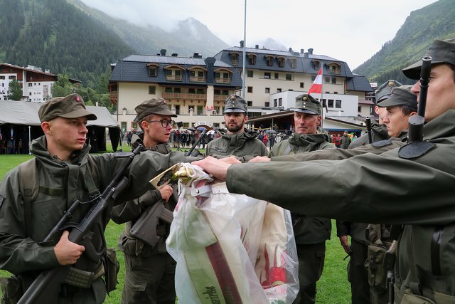 Mit der Hand an der Fahne leisten die jungen Rekruten in Galtür ihr Gelöbnis.