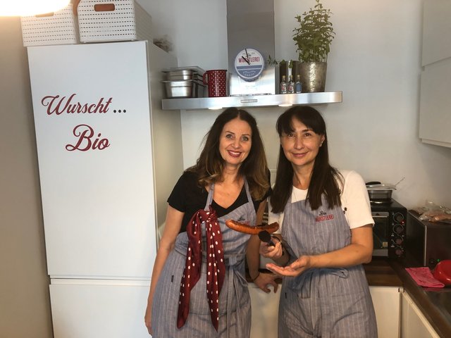 Eva Slama (l.) und Nina Filipczak sind in der Würstlerei die zwei Damen vom Grill. Und grillen können sie.