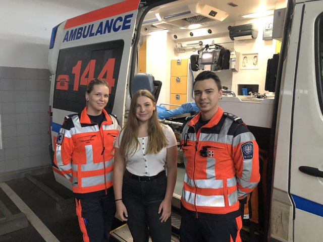 Die 14-jährige Sarah mit den beiden Notfallsanitätern Livia und Thomas, die mittlerweile ihre Freunde sind. | Foto: Ernst Berger