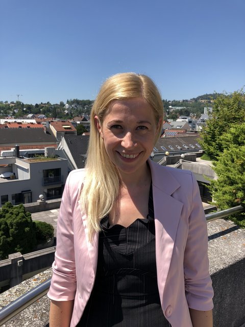 Kulturstadträtin Doris Lang-Mayrhofer auf dem Balkon im Neuen Rathaus. | Foto: BRS Diabl