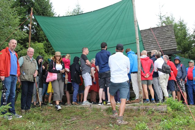 Trotz des durchwachsenen Wetters fanden sich viele Interessierte ein. | Foto: Theresa Haidinger