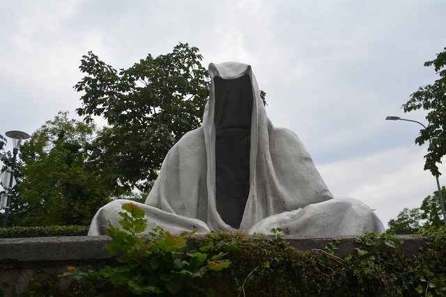 Die Wächter der Zeit: Der Künstler Manfred Kielnhofer hat zwei Skulpturen in der Scheibbser Altstadt aufgestellt. | Foto: Roland Mayr