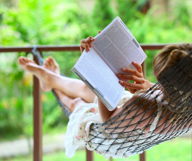 Langeweile im Urlaub oder in den Ferien? Mit den passenden Buchtipps ist Unterhaltung garantiert. | Foto: Dudarev Mikhail – Fotolia