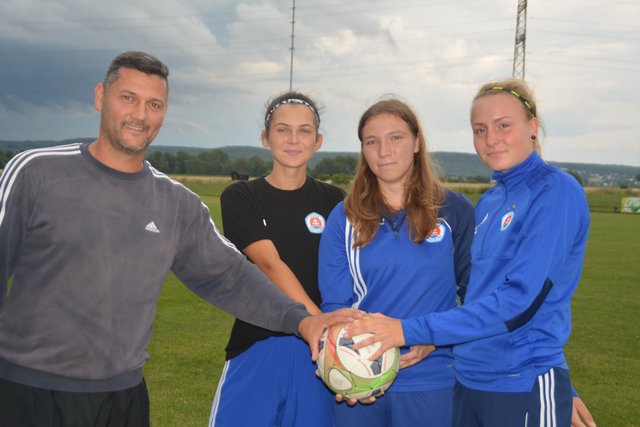 FC Südburgenland-Trainer René Mahlknecht mit den Neuzugängen Natália Miniariková, Viktória Kratochvílová, Patrícia Gasparovicová