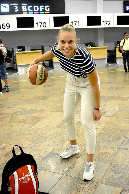 Bereit für das Abenteuer: Anja Knoflach am Flughafen | Foto: Ernst Weiss