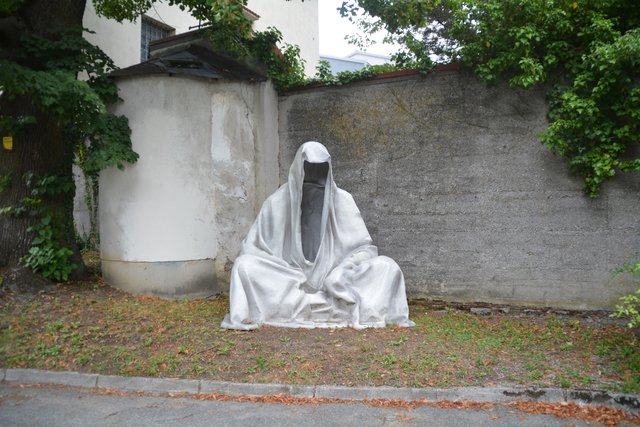 Die Wächter der Zeit: Der Künstler Manfred Kielnhofer hat zwei Skulpturen in der Scheibbser Altstadt aufgestellt. | Foto: Roland Mayr
