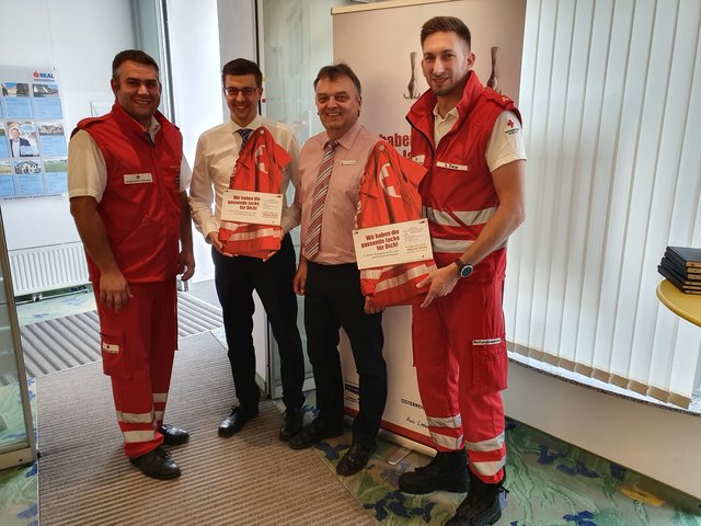 Bezirksstellenleiter Klaus Rosenmayer und Filialleiter Günter Steininger mit Kundenbetreuer Clemens Fritz und Rot-Kreuz-Mitarbeiter Stefan Ferus bei der Präsentation des Werbematerials und der Kampagne in der Waldviertler Sparkasse in Gmünd.