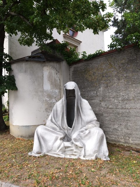Die Wächter der Zeit: Der Künstler Manfred Kielnhofer hat zwei Skulpturen in der Scheibbser Altstadt aufgestellt. | Foto: Philipp Netolitzky