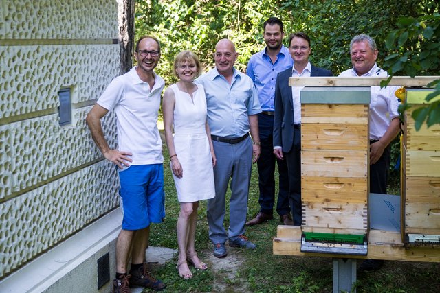 Bio-Imker Georg Fink, Bezirksvorsteherin Mag. Silke Kobald, KommR. Bezirksvorsteherin Stellvertreter Christian Gerzabek, Michael Mertl, M.A., Dipl. Ing. Thomas Gerstbach, Ing. Ferdinand Hager (Geschäftsführer SET Bauprojektierung) | Foto: BV Hietzing