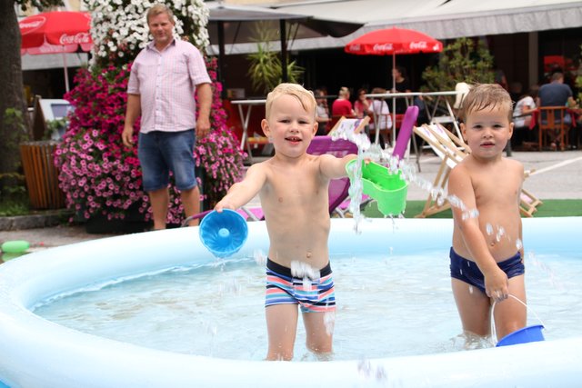 Viel Spaß hatten die Kleinen im Schwimmbecken am Marktplatz.