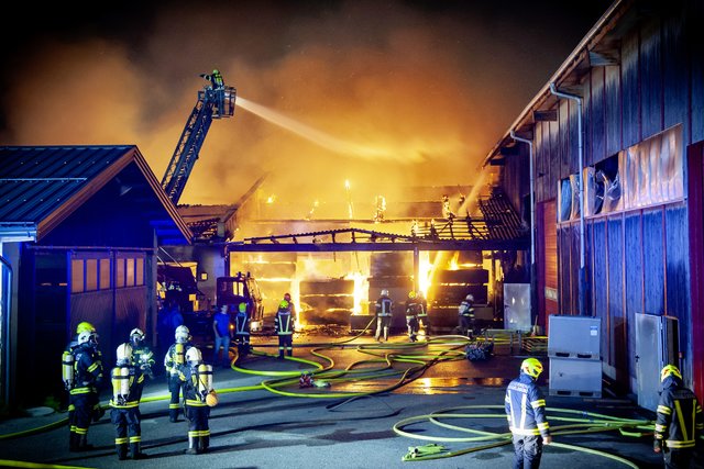 Die Produktionshalle wurde bei dem Brand völlig zerstört.  | Foto: Manfred Fesl
