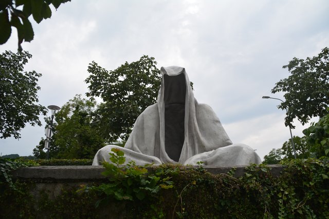 Die Wächter der Zeit: Der Künstler Manfred Kielnhofer hat zwei Skulpturen in der Scheibbser Altstadt aufgestellt. | Foto: Roland Mayr