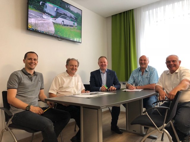 Die Teambesprechung führt Geschäftsführer Siegfried Tanczos (Mitte) nun in seinem Multimedia-Büro durch. | Foto: Michaela Schmid