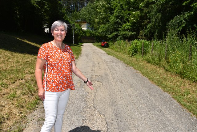Stadtraträtin Martina Klengl freut sich über die Sanierung des Leuchtentalweges in St. Johann.