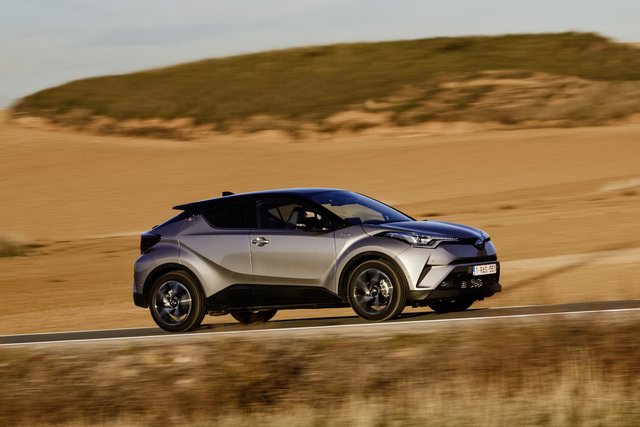 Der kleine SUV von Toyota fühlt sich in der Stadt und auf dem Land zuhause.