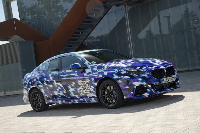 Das erste BMW 2er Gran Coupé absolviert vor der Weltpremiere im November getarnt letzte Tests.