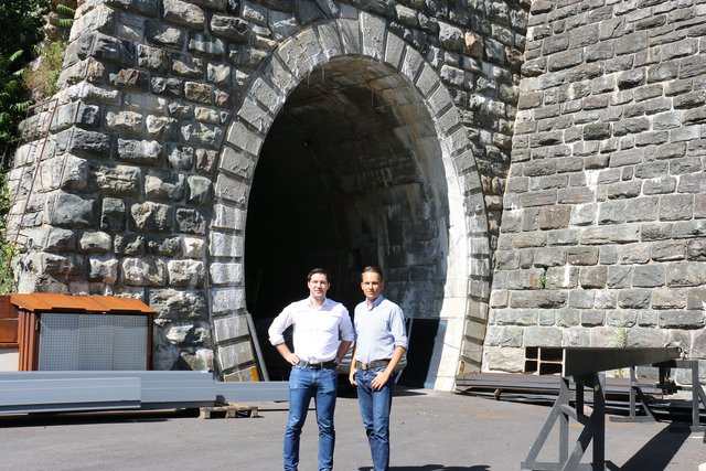 Der Oberländer FPÖ-Spitzenkandidat Fabian Walch (li.) und LAbg. Sven Knoll (Süd-Tiroler Freiheit) vor dem Südportal des Landecker Tunnels in der Fließerau.