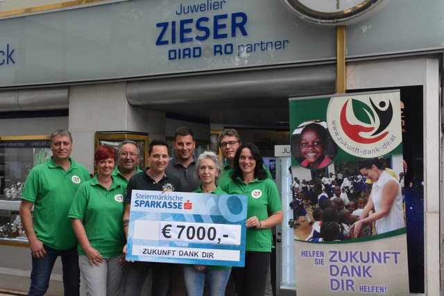 Eine großzügige Spende übergaben Daniel Zieser und Mario Klammer an den Verein "Zukunft dank dir". | Foto: WOCHE (2)