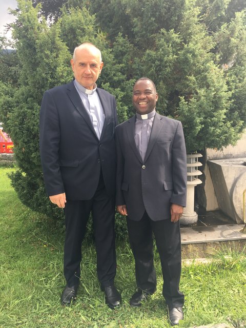 Der scheidende Pfarrer Arcanjo Sitimela (rechts), der zukünftige Thomazs Klimek.