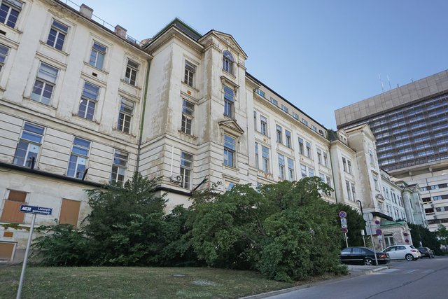 Kommt man von der Lazarettgasse, sticht Passanten unweigerlich die bröckelnde Fassade der alten Klinik ins Auge. | Foto: Scherer