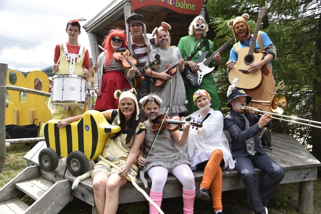 Die Mitwirkenden des Theaterstücks und der musikalischen Wanderung begeisterten zahlreiche Besucher. | Foto: Tourismusregion Katschberg/Roland Holitzky