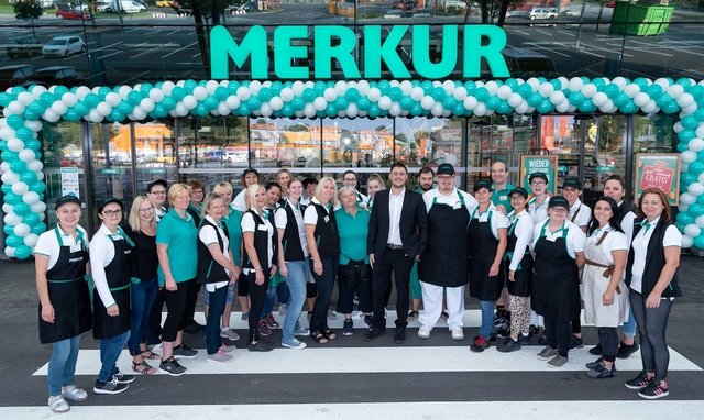 Das Team des Merkur Marktes in der Traunuferstraße 129 in Ansfelden.