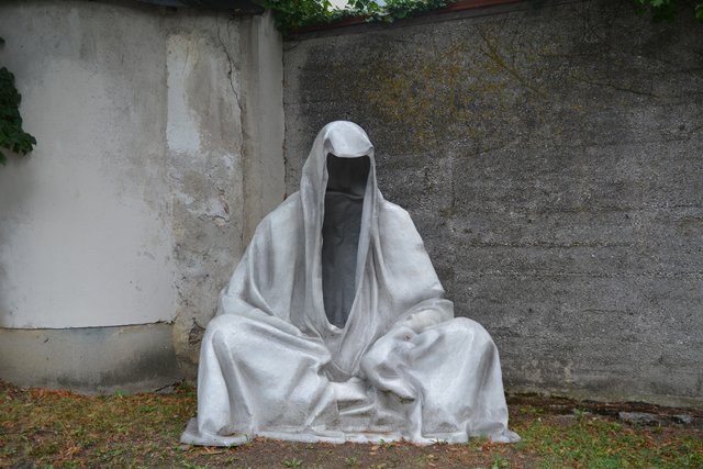 Die Wächter der Zeit: Der Künstler Manfred Kielnhofer hat zwei Skulpturen in der Scheibbser Altstadt aufgestellt. | Foto: Roland Mayr
