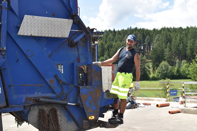 Christian Grutschnig auf seinem LKW, mit dem er täglich für leere Mülltonnen in Oberkärnten sorgt