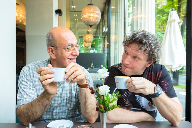 Tiefe Freundschaft: Risgar Koshnaw (l.) und Markus Schirmer verbinden durch ihre Musik Völker und überwinden Grenzen.